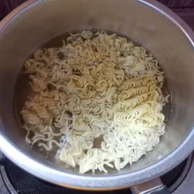 Hancurkan mie kemudian rebus sampai matang, setelah matang, angkat dan tiriskan.