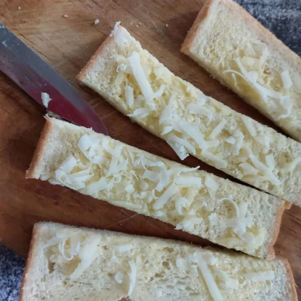 Iris setiap roti menjadi empat memanjang.