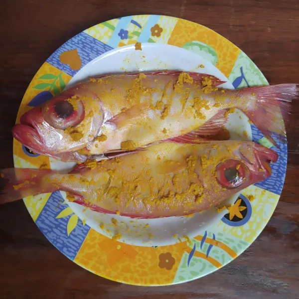 Balurkan ke seluruh bagian ikan kakap, lalu diamkan selama 1 jam.