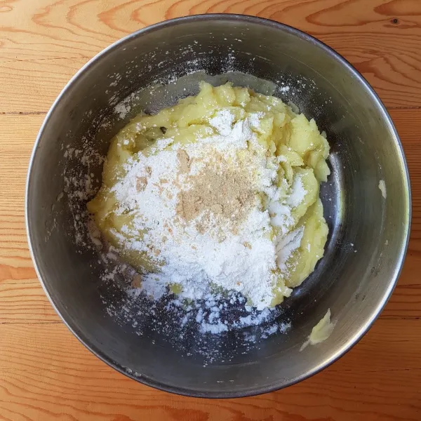 Tambahkan tepung maizena, bawang putih bubuk, kaldu bubuk, garam dan merica bubuk. Aduk hingga tercampur rata.