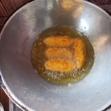 Panaskan minyak goreng secukupnya, masukkan adonan mie goreng hingga matang dengan api cenderung kecil.