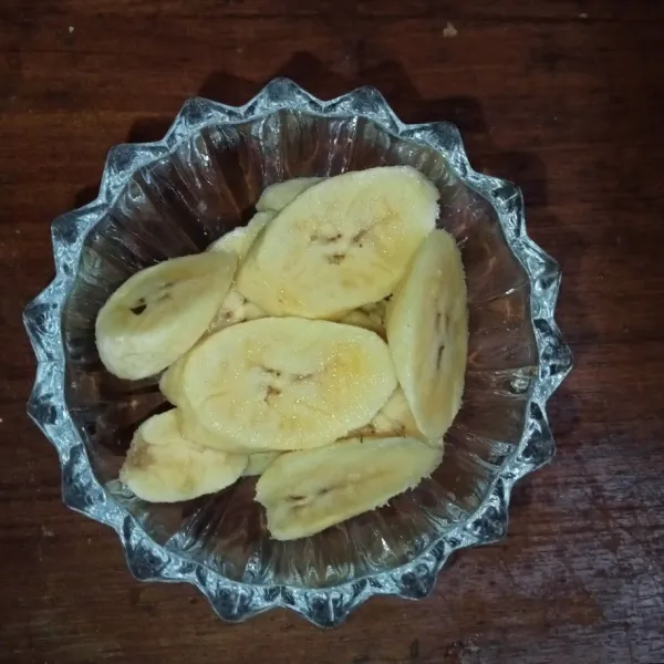 Dalam gelas potong-potong pisang kemudian saring wedang ke dalam pisang dan masukkan kolang kalingnya. Wedang semlo siap dinikmati.