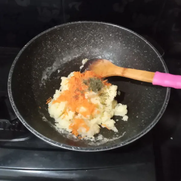 Masukkan kentang, wortel, parsley, garam, gula, merica bubuk, aduk rata.