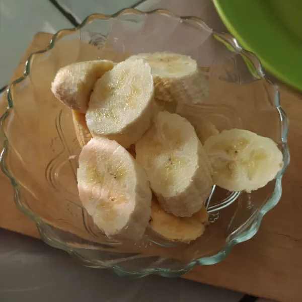 Kupas pisang uli lalu potong sesuai selera dan sisihkan.