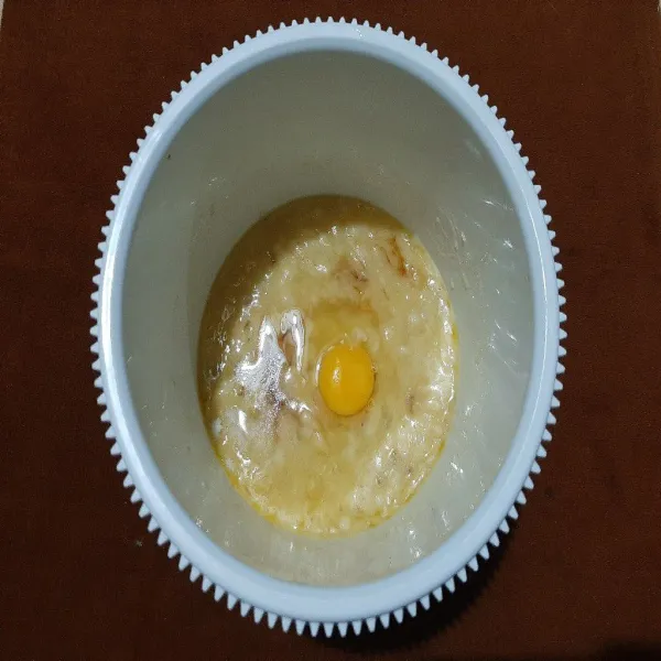 Masukkan telur dan vanila extract, aduk hingga tercampur rata (menggunakan whisk).