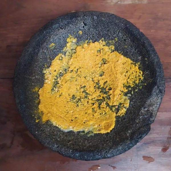 Haluskan bawang putih, kunyit, garam dan ketumbar.