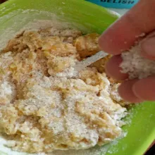 Tambahkan gula pasir,  garam dan vanilli aduk rata.