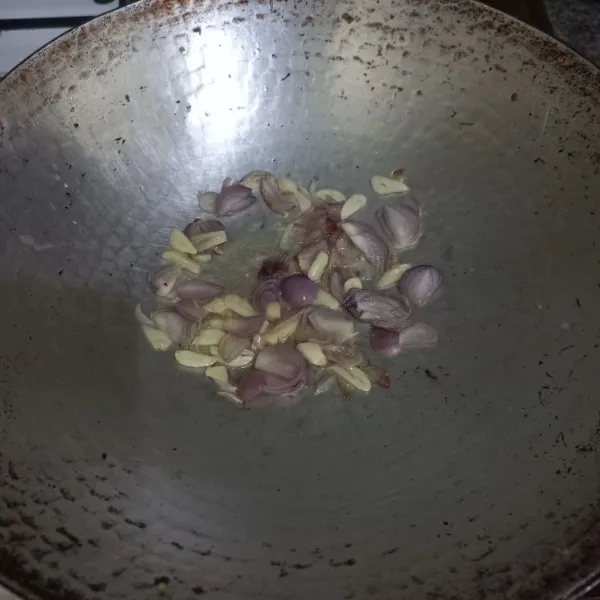 Tumis irisan bawang putih dan bawang merah hingga harum.