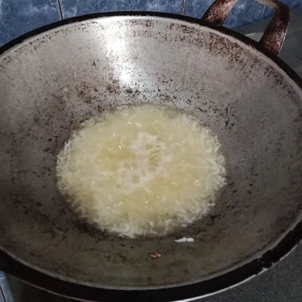 Lanjut goreng dalam minyak panas.