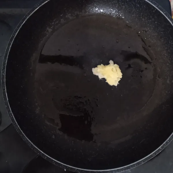 Siapkan pan anti lengket, panaskan sedikit minyak di dalamnya. Kemudian masukkan bawang putih dan tumis hingga harum.
