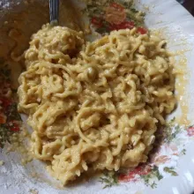 Campur mie, tepung, garam dan telur, aduk hingga tercampur rata.