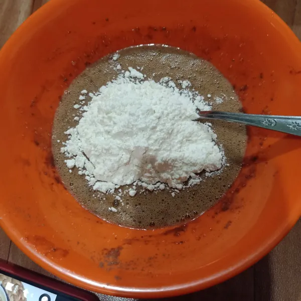 Masukkan tepung terigu ke dalam mangkok.