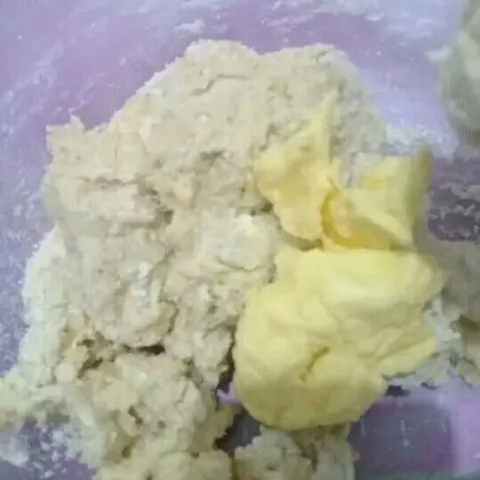 Lumat pisang hingga halus, masukkan bahan ke dalam bowl, uleni hingga tidak lengket pada bowl lalu masukkan mentega dan uleni hingga kalis elastis.