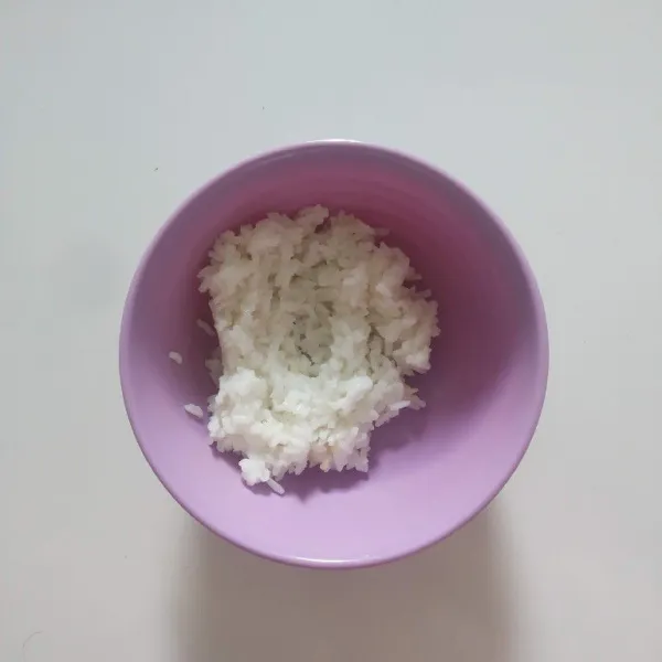 Siapkan nasi putih hangat.