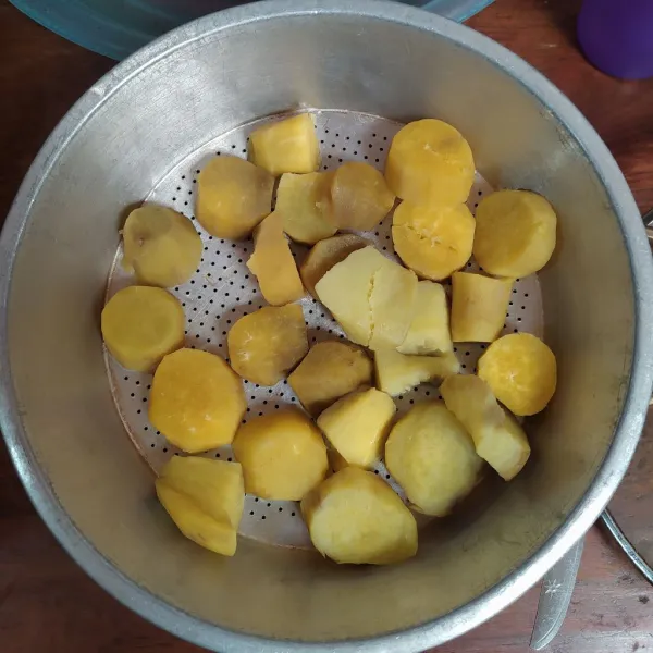Siapkan ubi yang sudah dikukus.