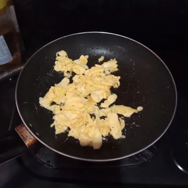 Kocok lepas telur lalu goreng dan buat orak-arik, sisihkan.
