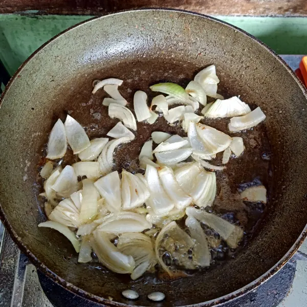 Siapkan wajan lalu beri minyak sedikit. Oseng irisan bawang bombay sampai tercium harum.
