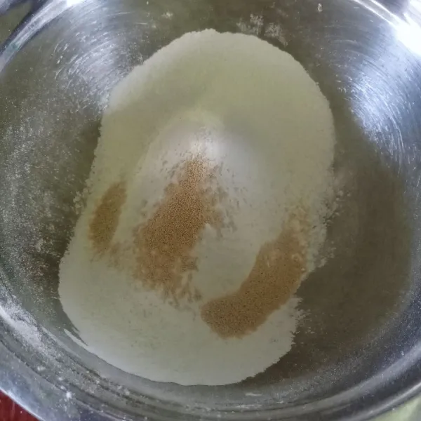 Campur terigu dan ragi, aduk rata.