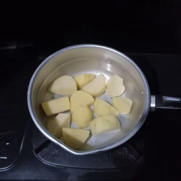 Rebus kentang hingga matang dan empuk, angkat.