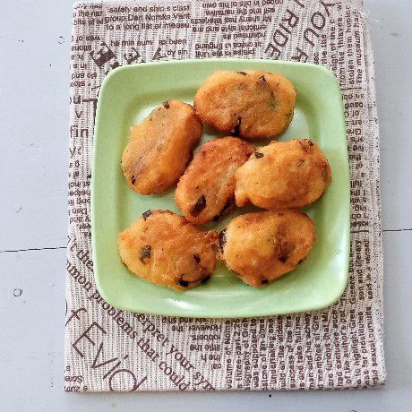 Daftar bahan-bahan perkedel singkong dalam wadah