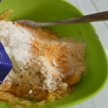 Campurkan tepung terigu, tepung beras, tepung panir beri secukupnya air aduk rata.