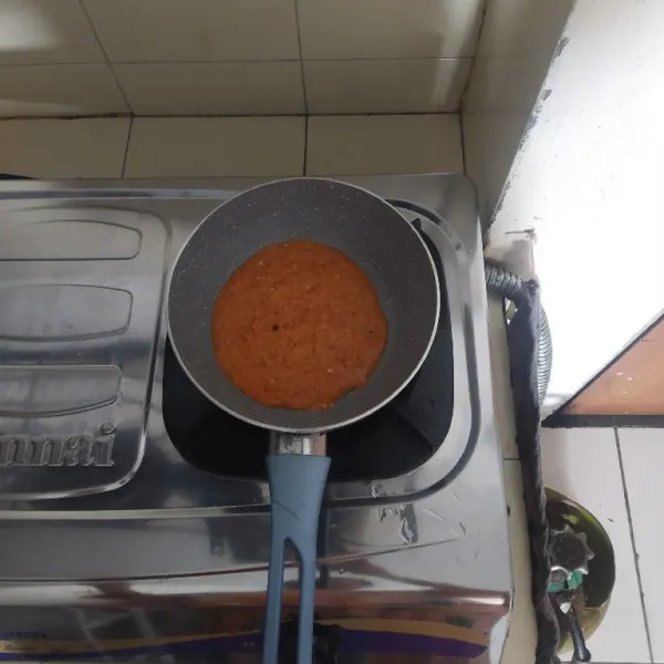 Tumis bumbu halus sampai harum.