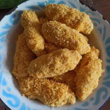 Gulingkan adonan mie ke dalam tepung roti sambil dikepal-kepal.