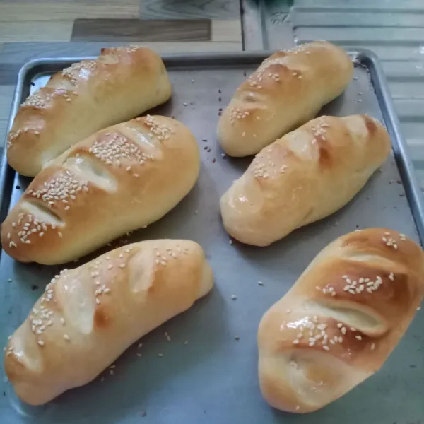 Panggang sampai matang. Setelah keluar oven, langsung oles permukaannya dengan margarin.