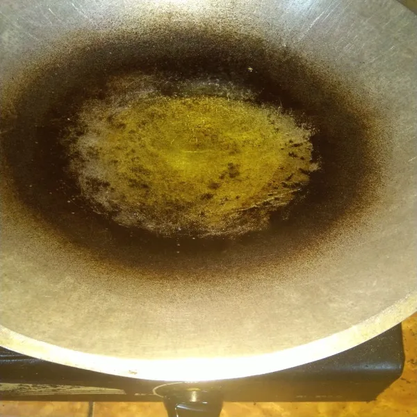 Panaskan minyak goreng secukupnya sampai benar-benar panas. Matikan api.