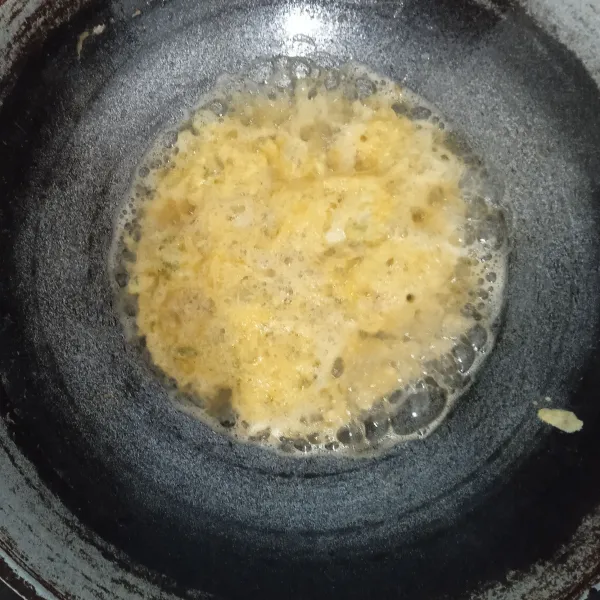 Goreng telur ke dalam minyak yang benar-benar panas hingga kuning keemasan. Tiriskan.