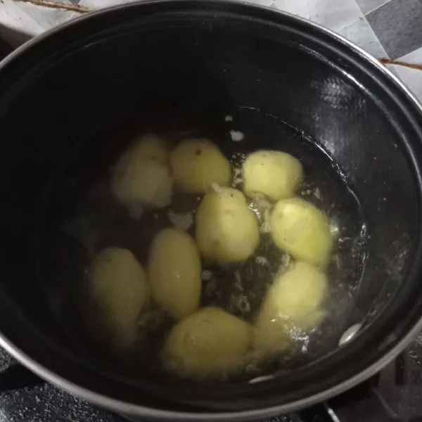 Kupas kentang cuci bersih, lalu rebus hingga matang, tiriskan biarkan sampai agak hangat.
