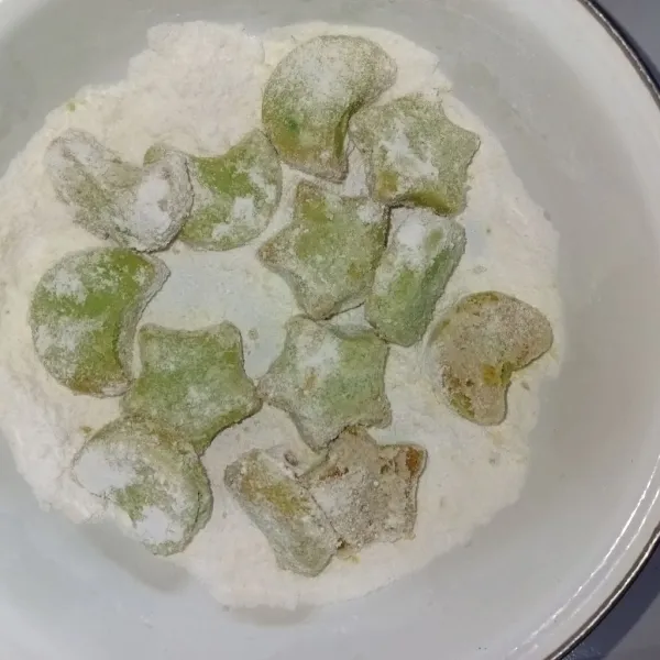 Gulingkan segera sesaat keluar dari oven putri salju ke dalam gula hingga seluruh permukaan terbalut gula. Tunggu hingga Putri salju sudah tidak panas lalu datang ke dalam toples kedap udara. selamat mencoba.