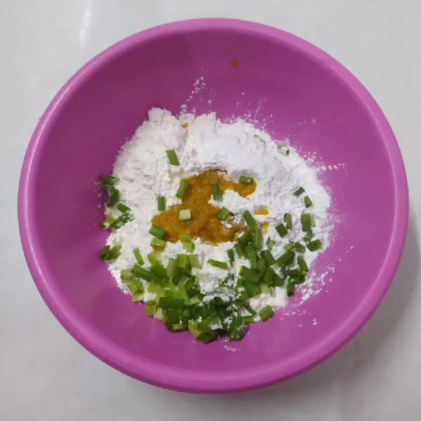 Dalam baskom masukkan tepung terigu, tepung beras, sisa bumbu uleg, irisan daun bawang dan air secukupnya. Aduk sampai rata sambil koreksi rasa asin sesuai selera.