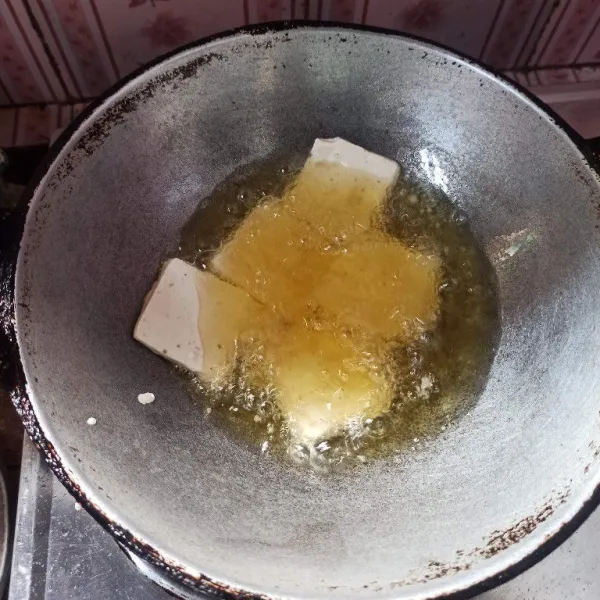 Kemudian masukkan ke dalam minyak goreng yang sudah dipanaskan, goreng hingga kering dan matang.