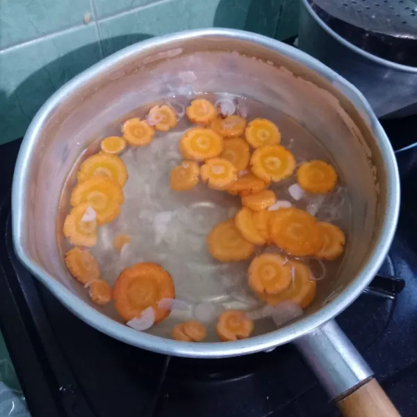 Rebus wortel, bawang merah dan bawang putih hingga wortel ½ empuk.