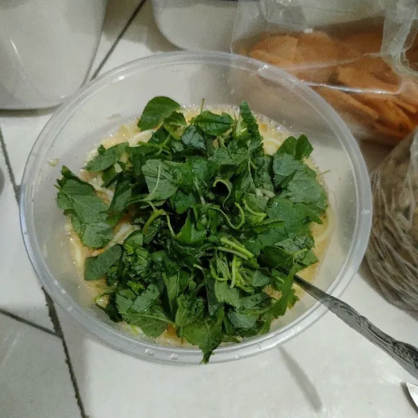 Tambahkan daun bayam.