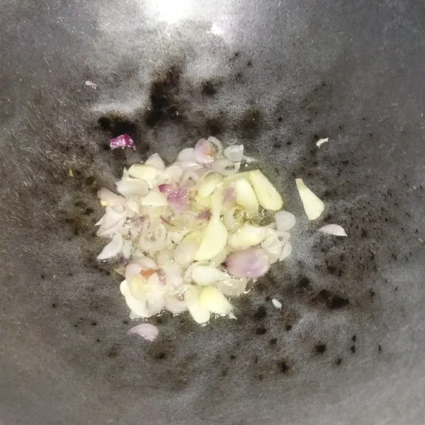 Panaskan minyak goreng, lalu tumis bawang merah dan bawang putih hingga harum.