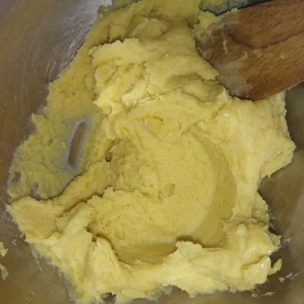 Setelah dingin, tambahkan telur, aduk rata, masukkan ke dalam plastik segitiga, beri spuit.