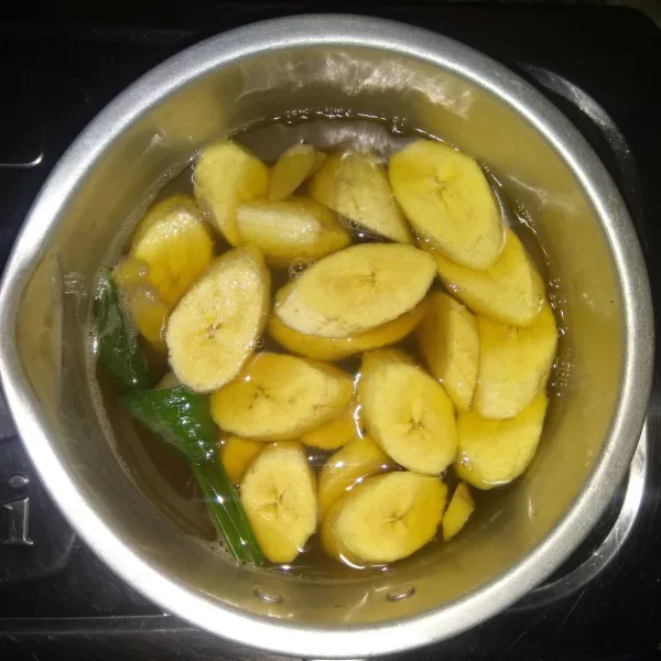 Masukkan pisang, rebus sampai pisang lunak dan gula meresap. Angkat lalu sajikan hangat.