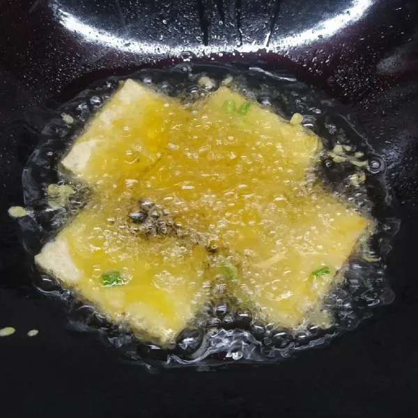Panaskan minyak goreng, masukkan tempe yang sudah berbalur adonan tepung. Goreng sampai matang di kedua sisi. Angkat dan sajikan bersama cabe rawit.