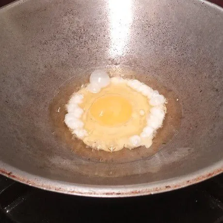Buat telur ceplok.