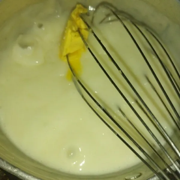 Vla : masak susu cair, gula pasir, pasta vanilla dan tepung maizena, masak dengan api kecil hingga mendidih, lalu masukkan margarin.