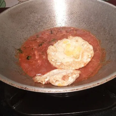 Tambahkan telur ceploknya dan garam.