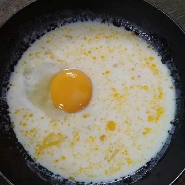 Tambahkan telur, aduk cepat.