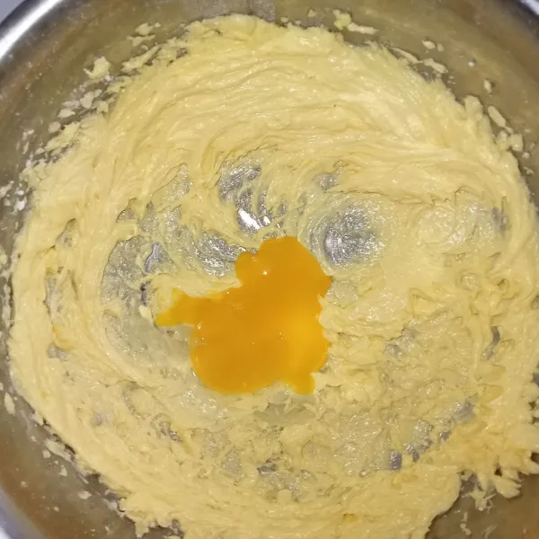 Campur margarin,butter, vanili dan gula halus. Mixer selama 1 menit hingga tercampur rata kemudian masukkan kuning telur mixer kembali hingga rata.