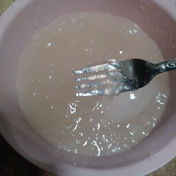Selagi jeli panas, tuang es batu lalu aduk cepat menggunakan garpu. Hingga jeli berubah menyerupai serutan kelapa muda.
