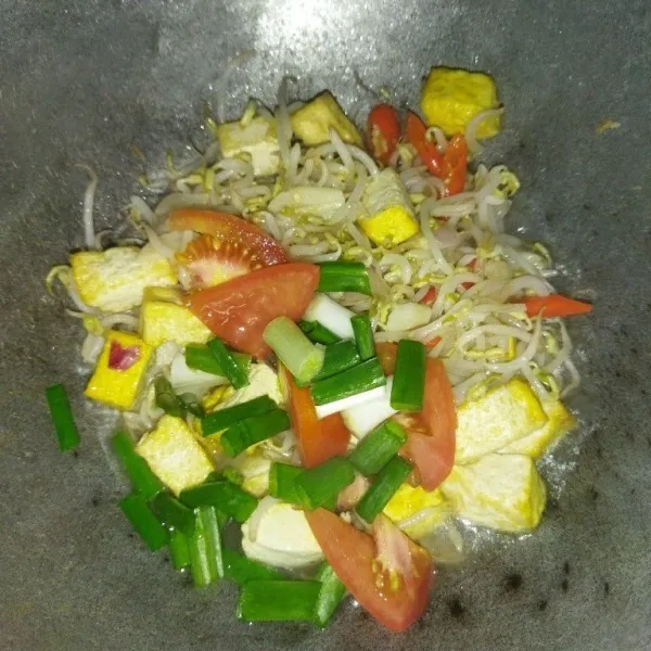 Lalu masukkan potongan tomat dan daun bawang, aduk rata, matikan api lalu sajikan.