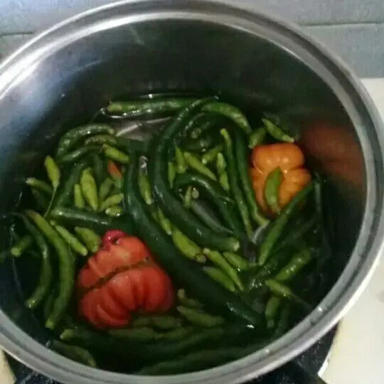 Bersihkan cabe, tomat, lalu rebus hingga matang, chopper kasar, sisihkan