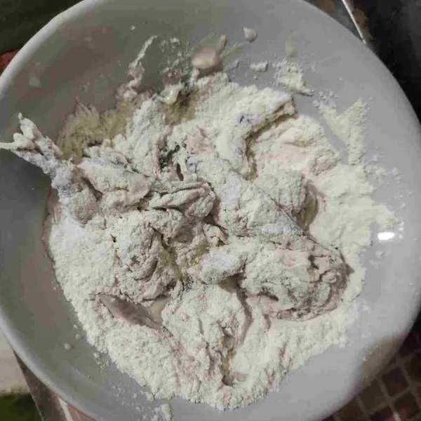 Kemudian balurkan ke tepung kering sambil ditekan sedikit agar tepung menempel.