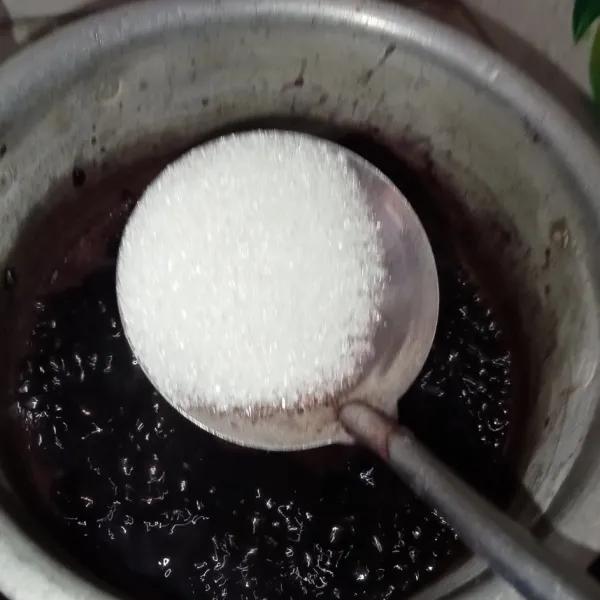 Rebus kembali ketan hitam hingga ketan hitam menjadi setengah bubur, lalu tambahkan gula pasir aduk rata masak selama 20 menit.